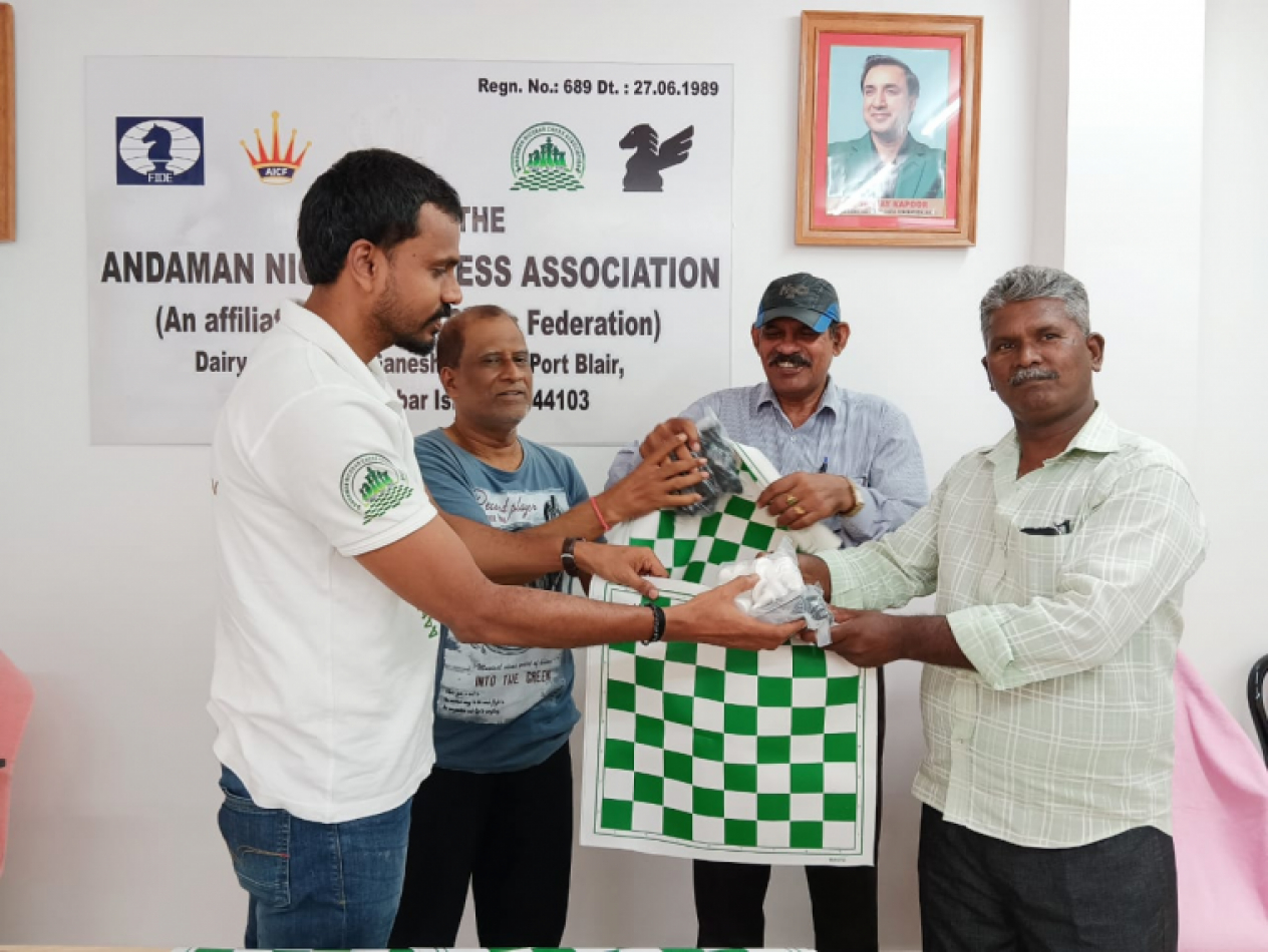 Chess Sets distributed for promotion of chess game onclick=